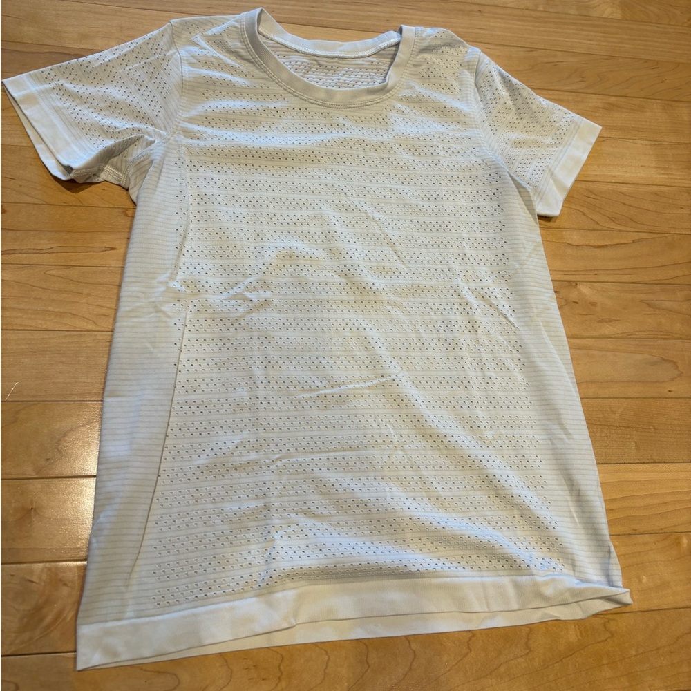Lululemon Women’s short sleeve tee, size 4